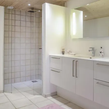 Vakantiehuis Four-bedroom In V *